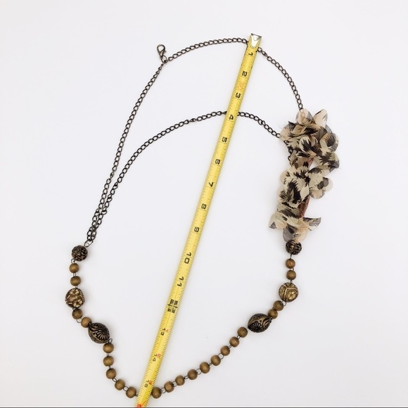 Long beaded necklace with flower accessory - Picture 7 of 7